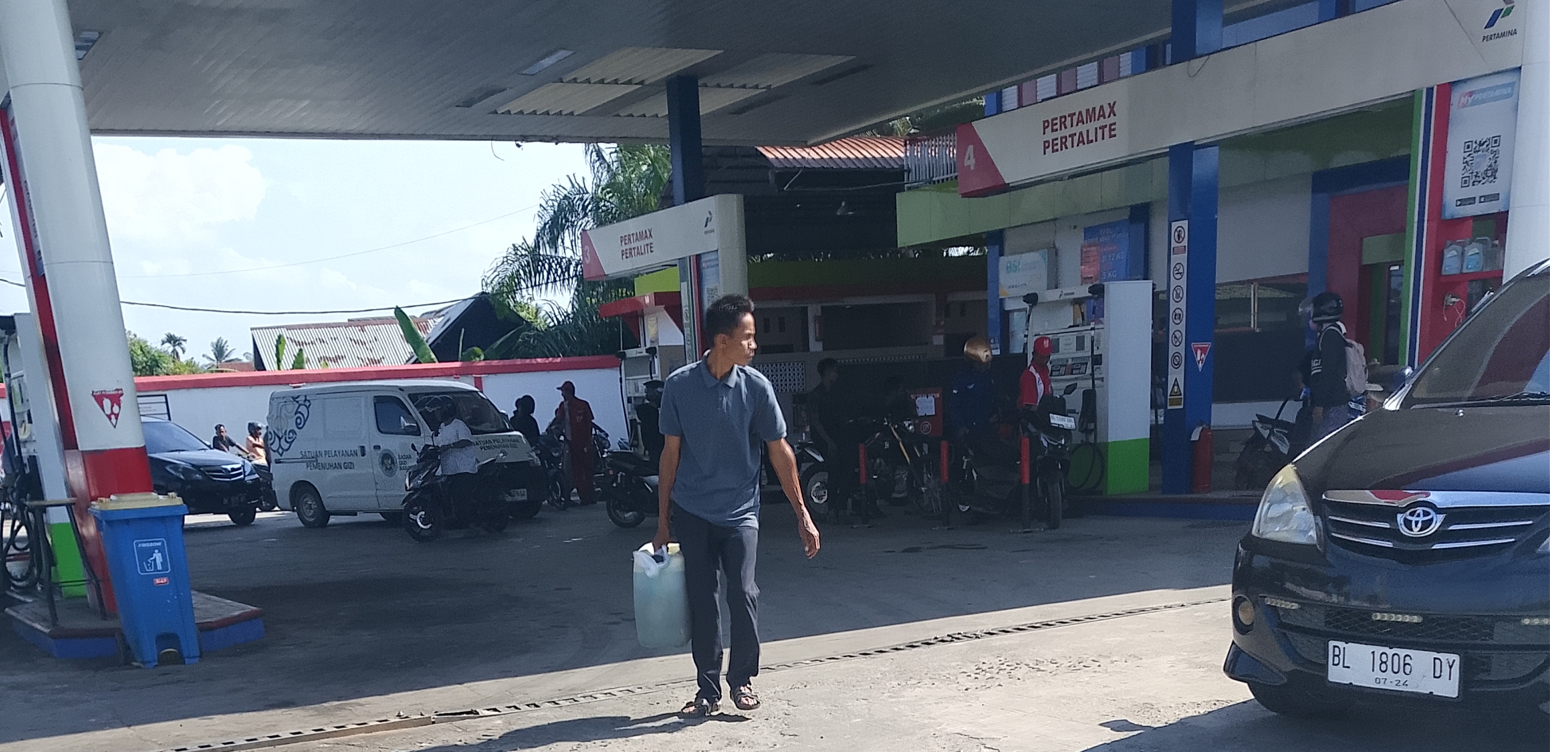 Terbukti di SPBU Peureulak: Pembelian Pertalite Pakai Jerigen Merajalela, Apakah Ini Melanggar Aturan dan UUD?